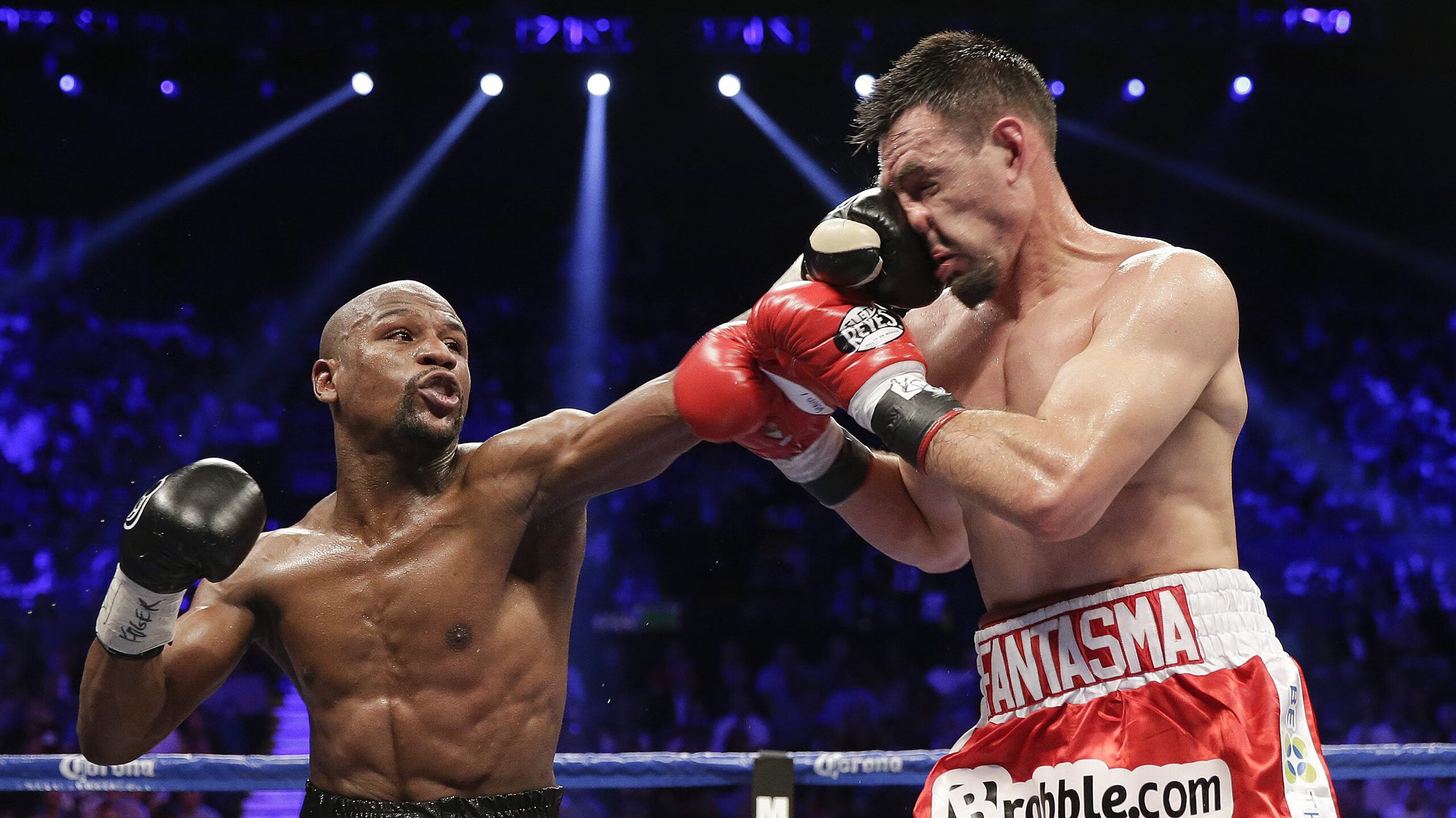 C罗赠球迷签名球引发热烈反响,c罗的签字